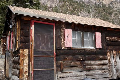 Homey, Pet Friendly Cabin near Lory State Park in Poudre Canyon, Colorado