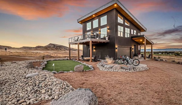 Horsethief Hideout - Views, Hot Tub, Firepit Table, Trails Oasis