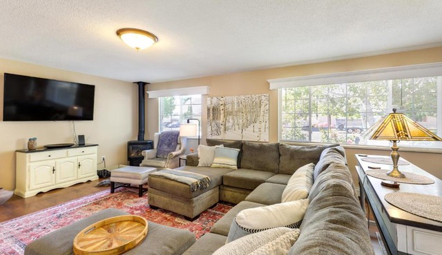 Hot Tub & Fire Pit: Serene Clifton Retreat!