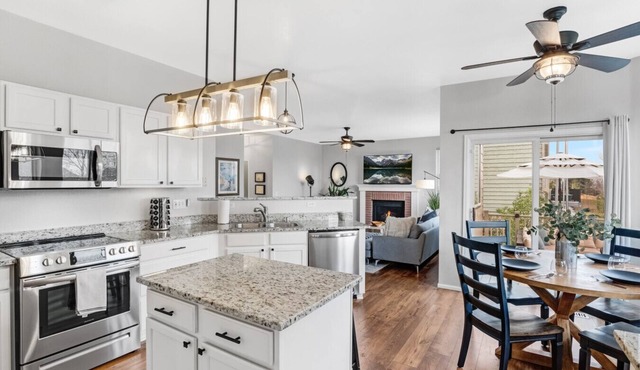 Hot Tub + Gym + Workstations | Family Favorite