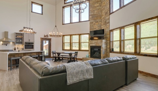 Hot Tub, Pool Table & Fireplace: 5 Mi to Breck!