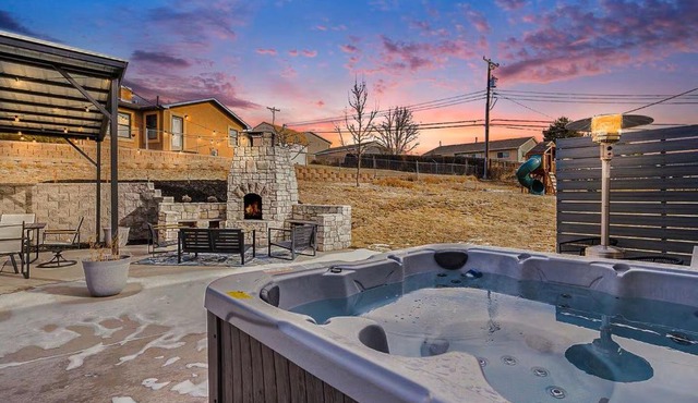 Hot Tub, Sauna, Outdoor Firepit, Pool Table, 6-Bed