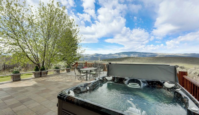 Hot Tub & Views! 8,000-Sq-Ft Glenwood Springs Gem