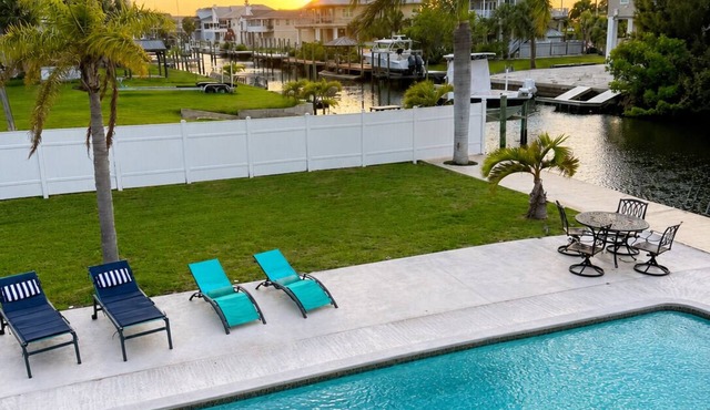 Huge water front 3-bedroom house with boat dock and pool in Hudson