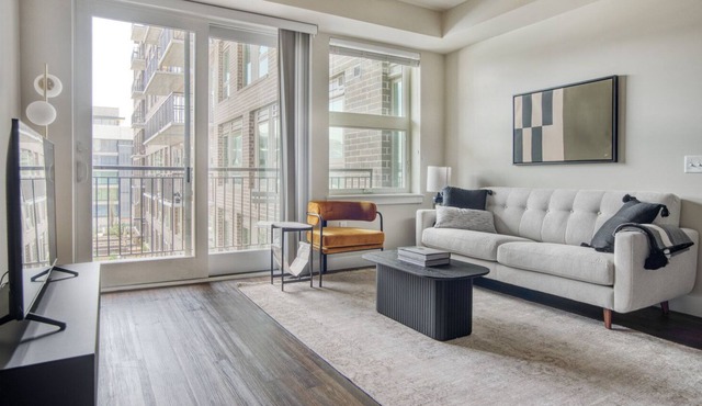 Ideal Congress Park 2BR w/ Gym & Pool, near shops & dining, by Blueground
