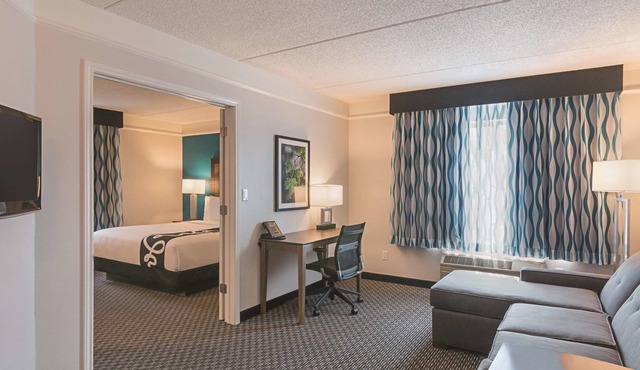 Inviting King Room w/Pool & Free Breakfast – Cozy Stay near Orlando Attractions in Orlando