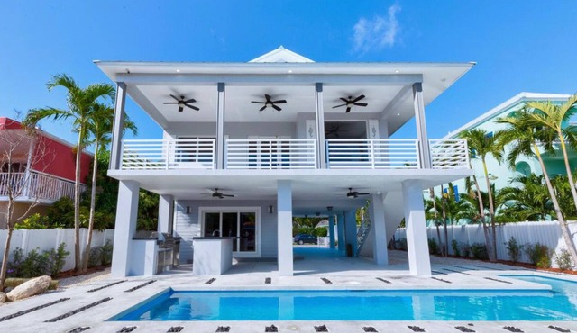 Islamorada Oasis, Luxurious 4 bedroom 3 bath home. Heated pool! Boat Lift option in Tavernier