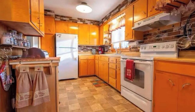 Katahdin Group Hub: 3BR+ ideal for hiking, ATV trips, rafting, biking and more in Millinocket