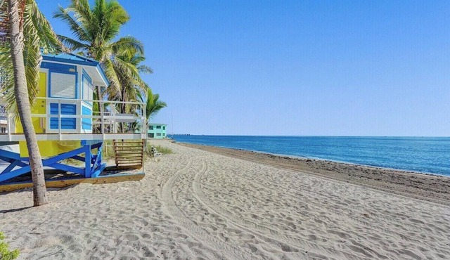 Keep it simple at this peaceful and centrally-located place in Hollywood