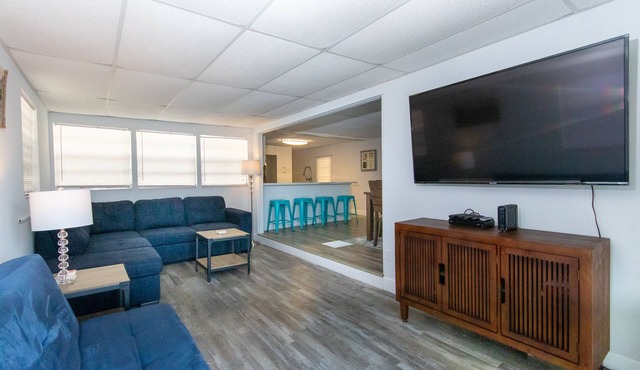 Key Largo updated Mobile Home 3bed 1.5bath 60ft on canal with boat lift in Key Largo