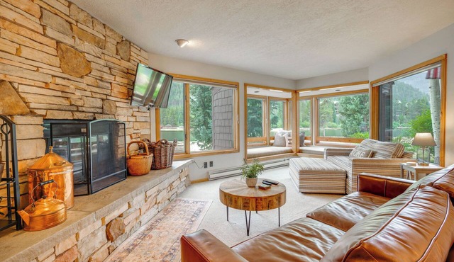 Keystone Lakefront Retreat! Pool & Hot Tub Access