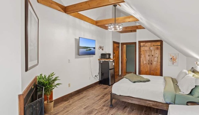 King Bed | Tree Views | Sofa Lounge | Cozy Room in Townsend
