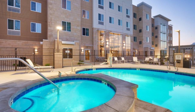 King Suite. Free Breakfast. Pool & Hot Tub. Gym. Great for Business Travelers!