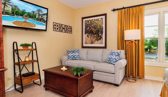 King Suite w/kitchenette & full size fridge -55 in TV cable -pool & hot tub! in St. Augustine