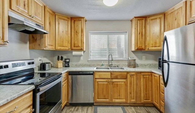 King Suite, Wide Backyard, Lots of Parking!