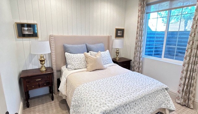 King’s Cottage Guesthouse-Adorable daylight basement apartment!