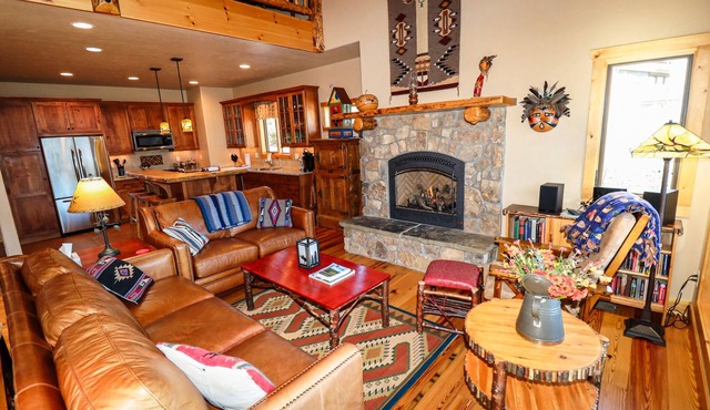 Kinnikinnik North Lodge - Gorgeous Log Home With Private Dock. Sleeps 12!