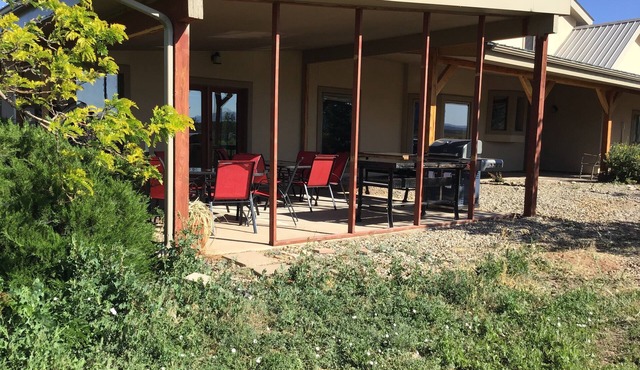 La Verde Lodge on 7acres, private pond, very spacious, great 4 family reunions!