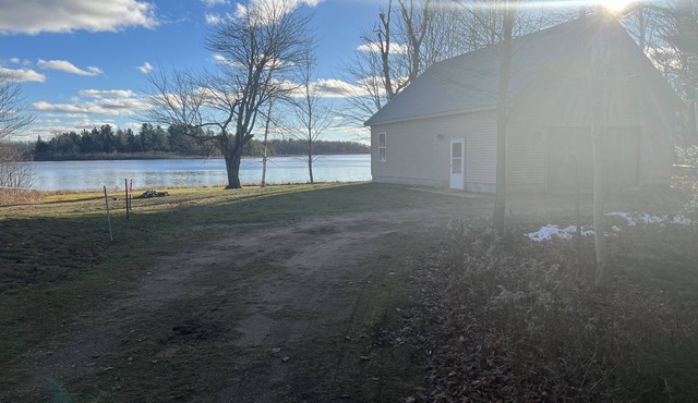 Lake front Rustic Cabin in the UP, Snowmobile-ATV trails, Falls, Mackinaw Island in Trout Lake