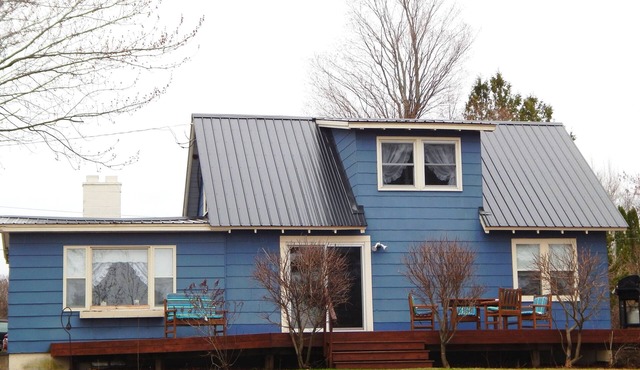 Lakefront 3 bedroom House- now booking for the 2025 and 2026 seasons in Isle La Motte