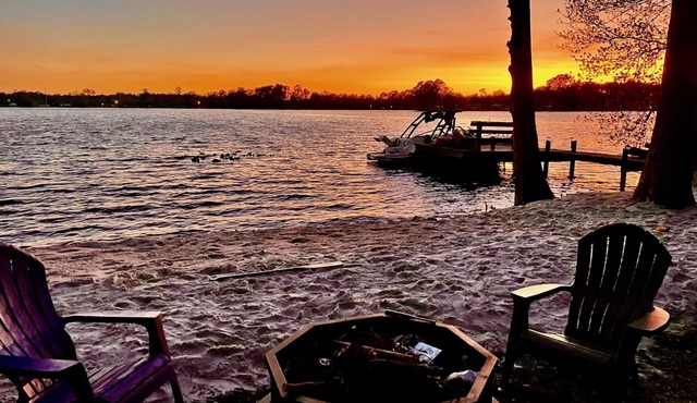 Lakefront home w/ screened pool - peaceful, relaxing, & amazing sunsets! in Interlachen
