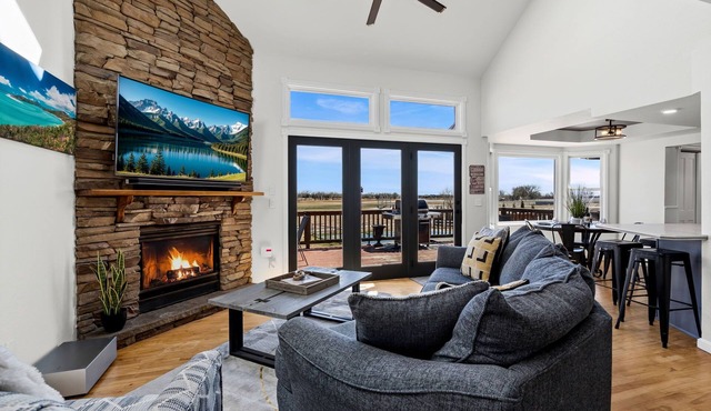 Lakefront Retreat at Boyd | Sleeps 18 w/Hot Tub