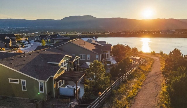 Lakefront Spa Luxe View & Theater & Game Lounge Sleeps 10 USAFA 10 Min in Monument