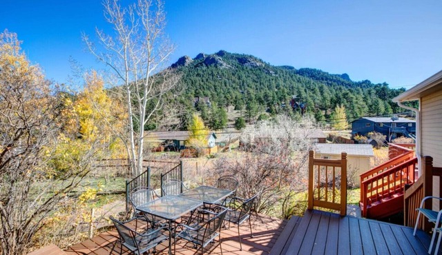 Lakeshore Retreat- Estes Park Escape with Mountain & Pond Views