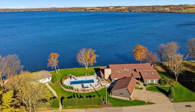 Lakeside Getaway - Games, HotTub & Space to Gather in Faribault
