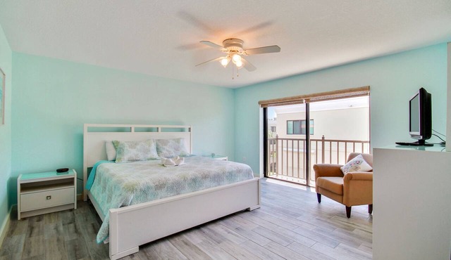 Land's End 401 building 7 Top Floor, fully updated with awesome Gulf view! in Treasure Island