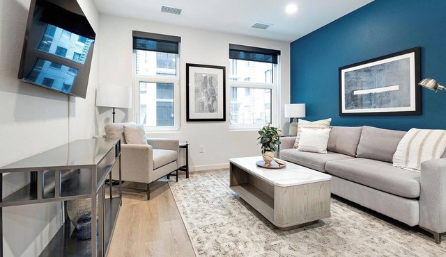 Landing | Modern 1BD, Gym, Rooftop Lounge