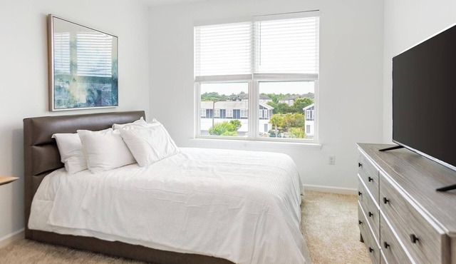 Landing | Stunning 1BD, Gym, Pool in Savannah