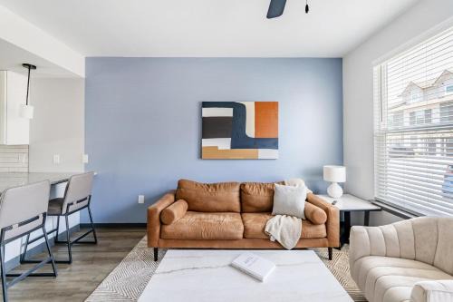 Landing Stunning 3BD Yoga Studio Game Room in Bellview