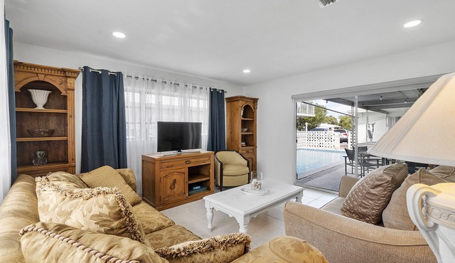 Large Poolside 1 bedroom with laundry in Pompano Beach