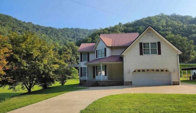 Large spacious house with ample parking for large groups. in Delbarton