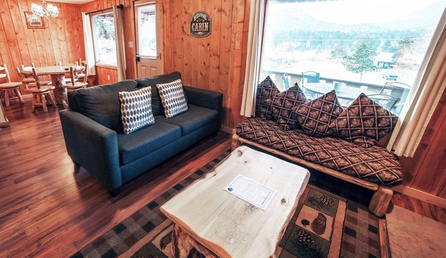 Lazy R Cottages: 8 2 Bedroom Cabin