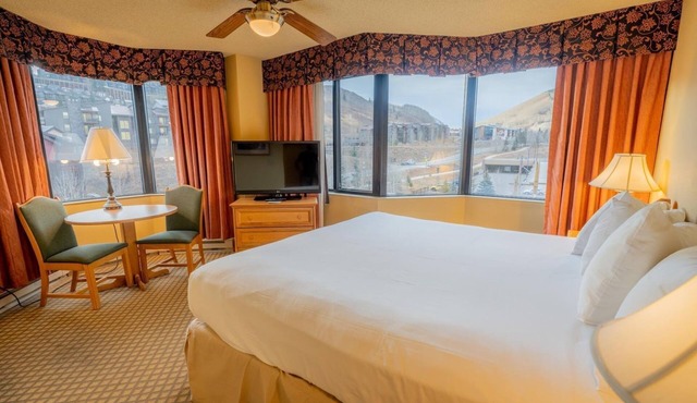 Lift Base Village - Grand Lodge Corner King Bedroom
