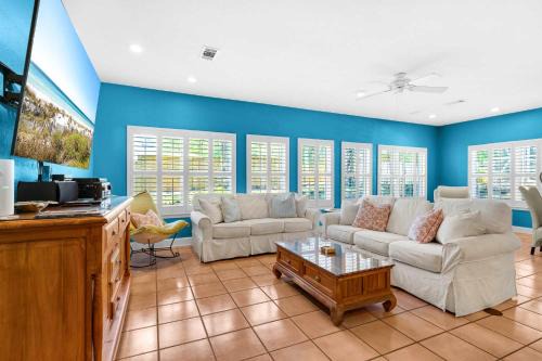 Little Narnia - Colorful Beach House Private Pool
