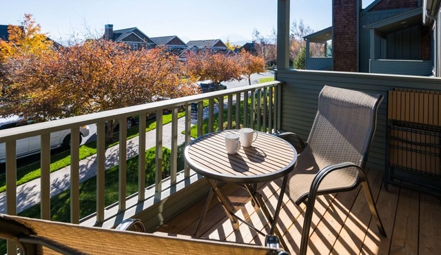 Location! Location! Escape to this beautiful air conditioned, pet friendly in Sisters