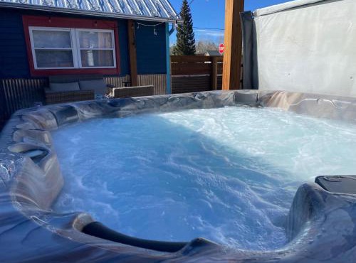 Lodge on Leiter with hot tub!