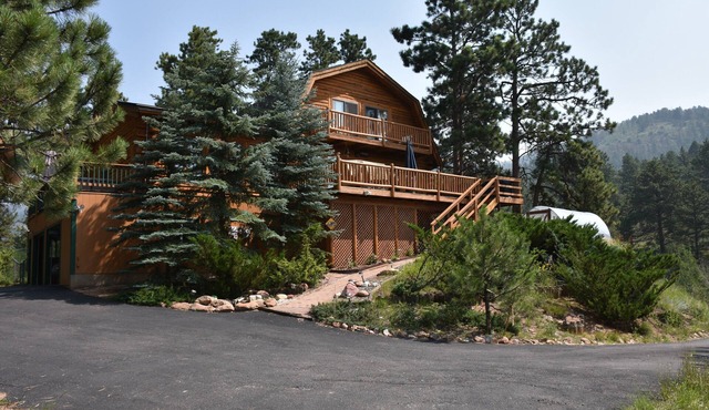 Log cabin with Pikes Peak views