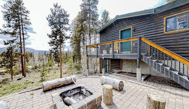 Log Home with Mountain Views, Firepit & Gas Fireplace - Quick Drive to Skiing in Tabernash
