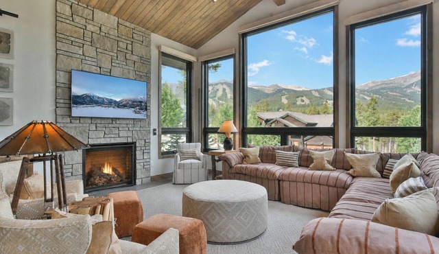 Lonestar Lodge: Sweeping Mountain Views, Hot Tub & Patio