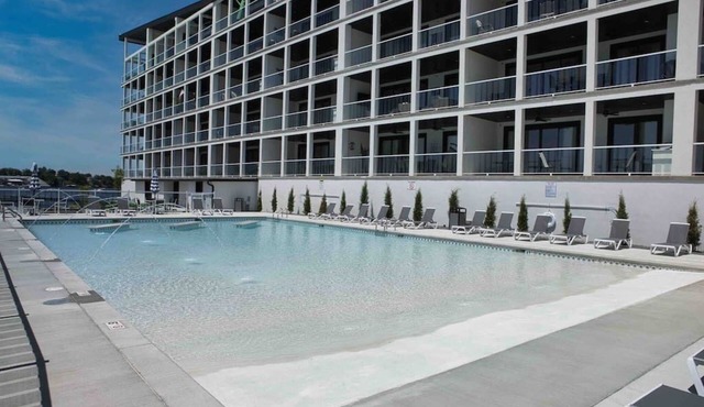 LOTO Summer Haven with 2 Amazing Pools, Fitness Center, and No Stairs in Osage Beach