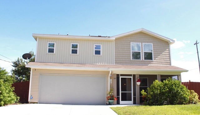 Lovelee Villa Cozy 2-Story Home in Beautiful Cape Coral!