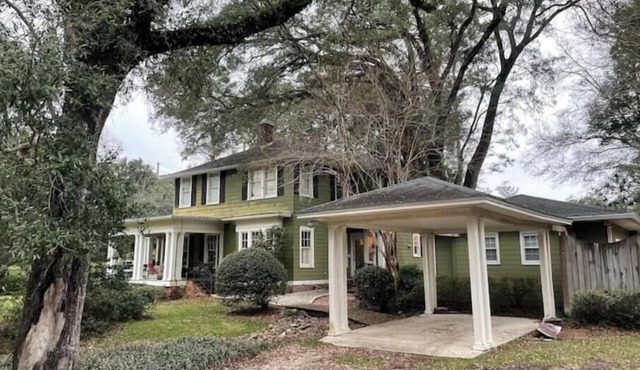 Lovely guesthouse near I10 with enclosed yard; near I10