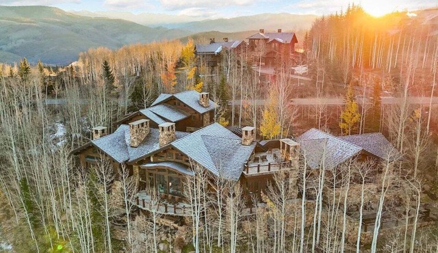 Lucky Boot Lodge - Incredible Views, Walk to Ski