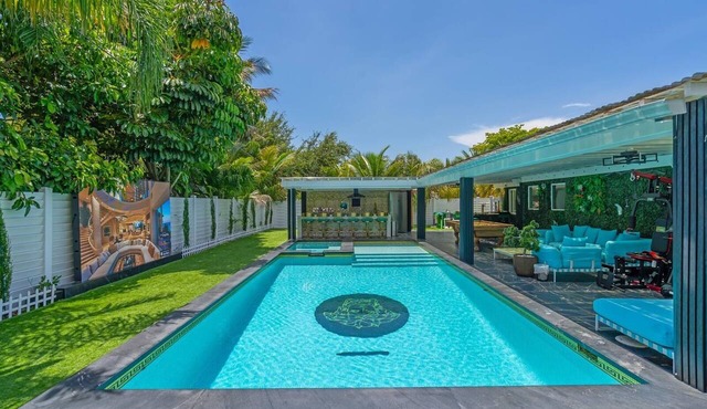 Luxe 3-bedroom house with pool in Biscayne Park