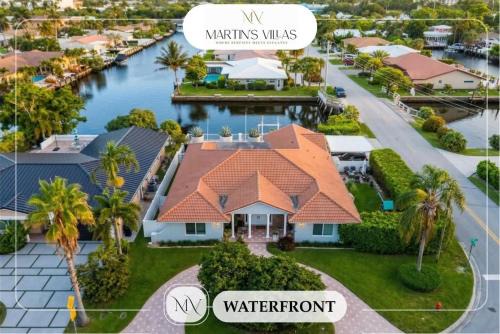 Luxe 4BR Waterfront w Htd Pool 5min to beach