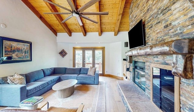 Luxurious Retreat w/Mountain-View Double Deck, Central AC & Two-Sided Fireplace